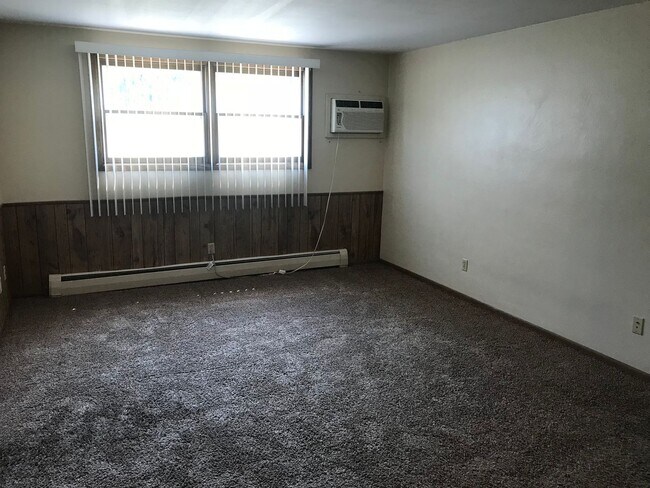Building Photo - Forestview 2 Bedroom Lower Unit