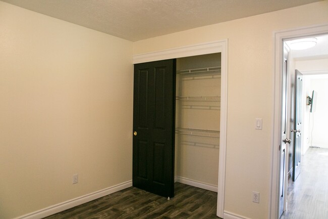 Building Photo - 4 bedroom 3 bath house for rent- Great loc...