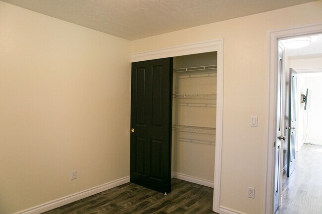 Building Photo - 4 bedroom 3 bath house for rent- Great location in Milwaukie, OR!