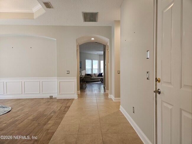 Building Photo - 169 W Village Dr