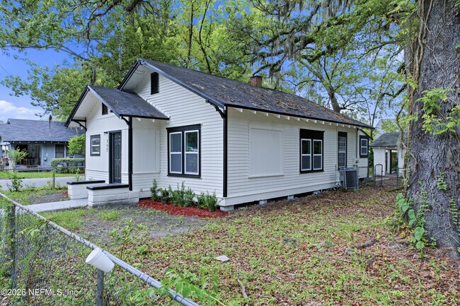 Building Photo - 357 Crystal St