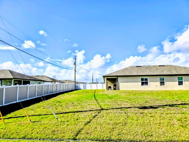 Building Photo - 4656 SW Lassiter Ter