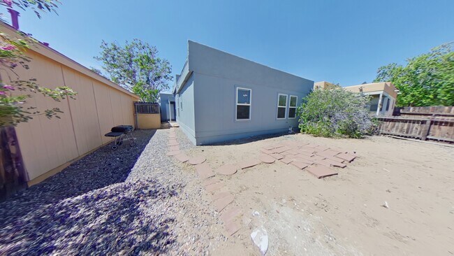 Building Photo - 1337 Lil Ave NE