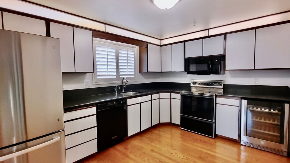 Building Photo - 4470 Lakeview Blvd