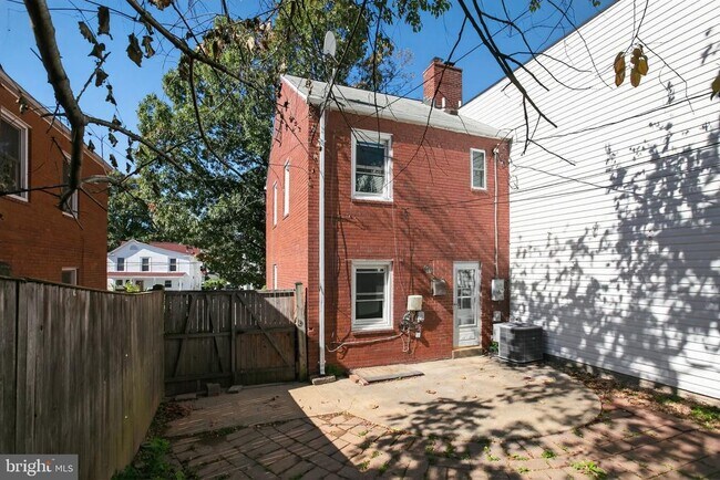 Building Photo - 303 S Wayne St