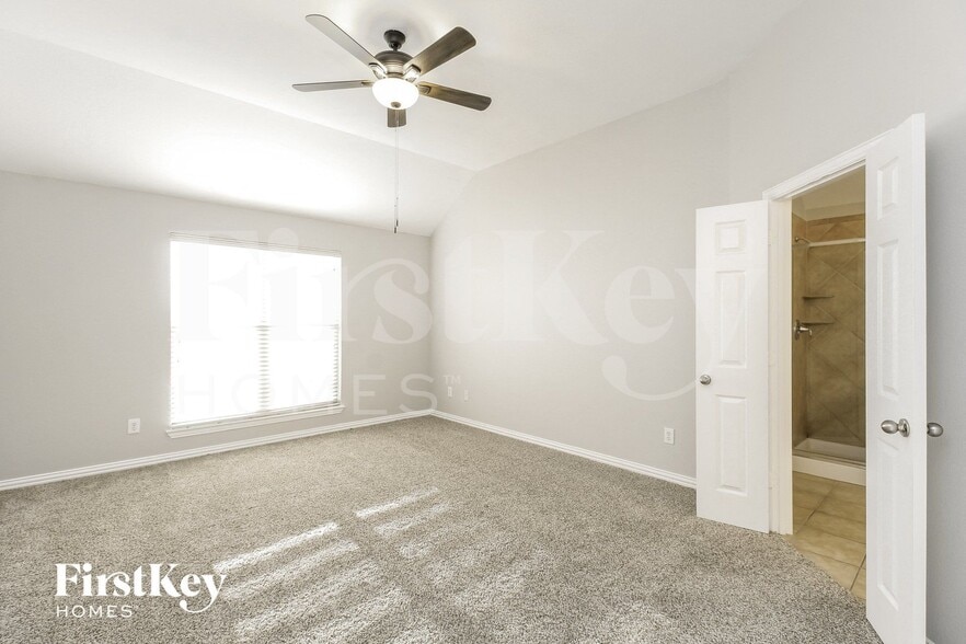 Building Photo - 1601 Lake Pine Dr