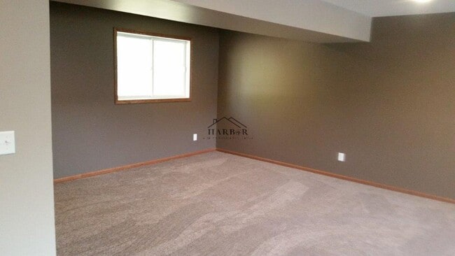 Building Photo - 3112 Rose Dr SE