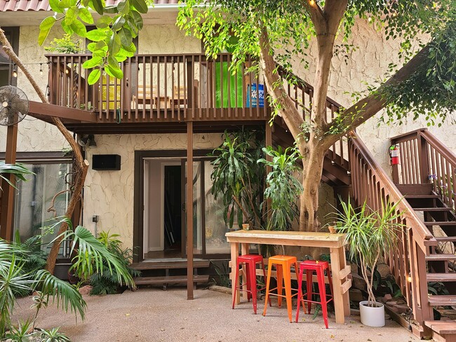 Building Photo - 706 E Stuart St