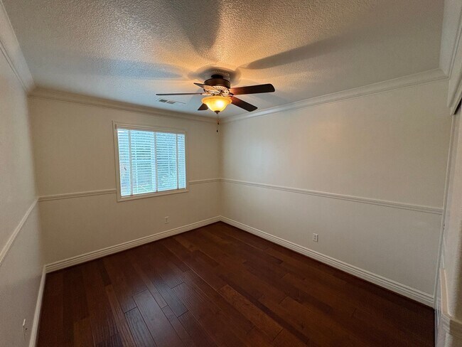 Building Photo - Two story home in NW Visalia Rent Ready!