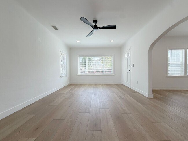 Building Photo - Alhambra Dr