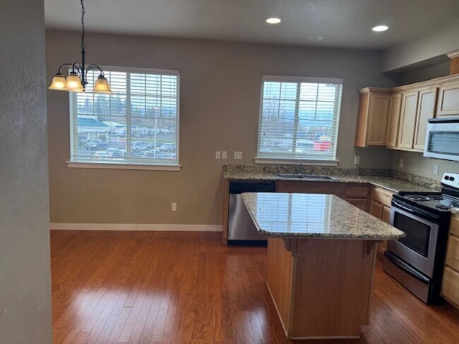 Building Photo - **SPECIAL** FIRST MONTH FREE W/ ONE YEAR LEASE/ 3 LEVEL CONDO W/ UPGRADES, GARAGE/ FENCED YARD