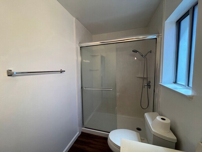 Building Photo - Bright & Beautifully Renovated 3 Bed, 2 Ba...