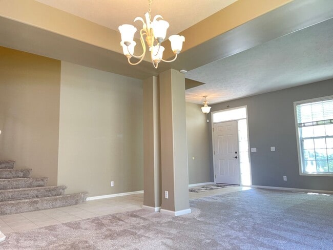Building Photo - Beautiful 4 bed 2.5 bath 3000+sq ft