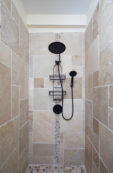 Walk in shower - 1104 Grinnell St