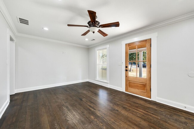 Building Photo - Beautifully Renovated Ranch Floor Plan, 3 ...