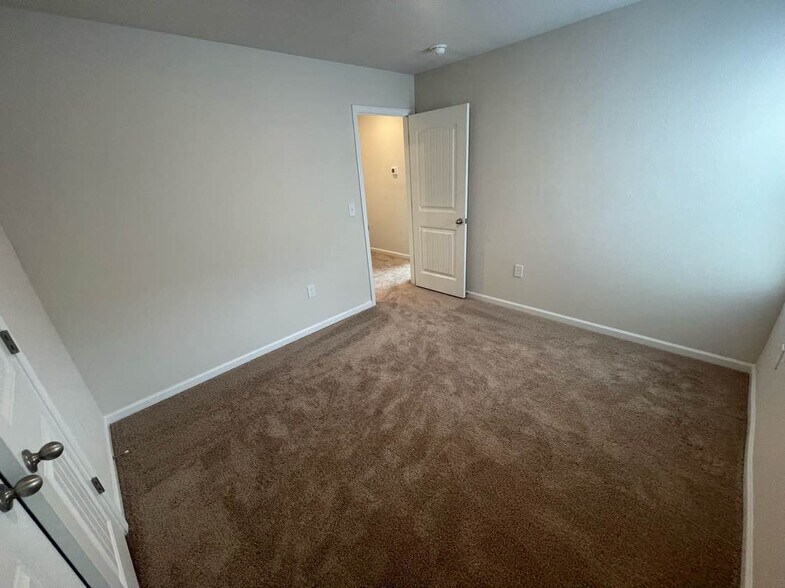 Building Photo - Room in House on Hawley St