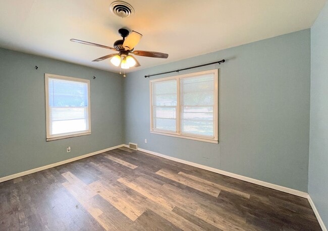 Building Photo - Spacious 3-Bedroom, 2-Bathroom Home