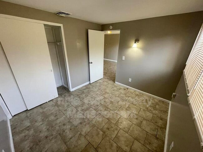 Building Photo - 410 Ridge Dr