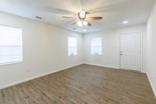 Building Photo - Newly Remodeled Duplex with Modern Touches...