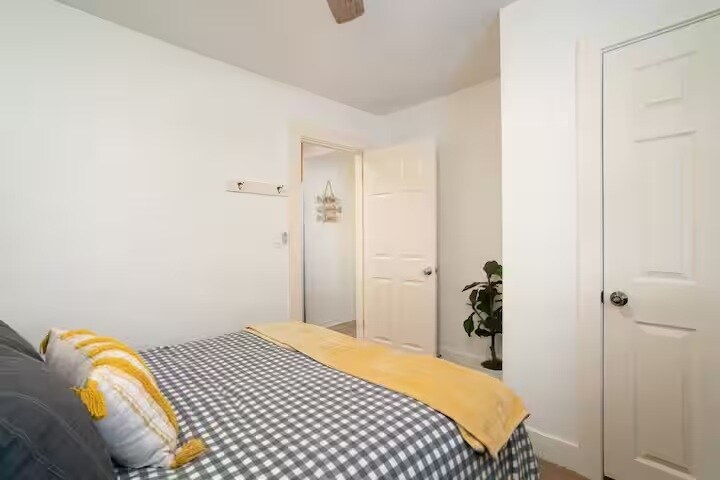 Building Photo - 1428 NE Adams St