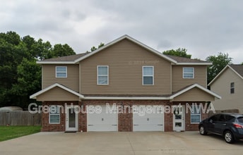 Building Photo - 818 Baker St NW