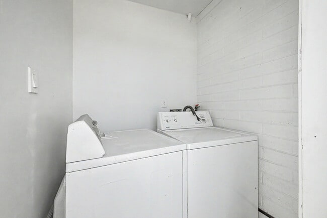 Building Photo - 2045 E Orange St.
