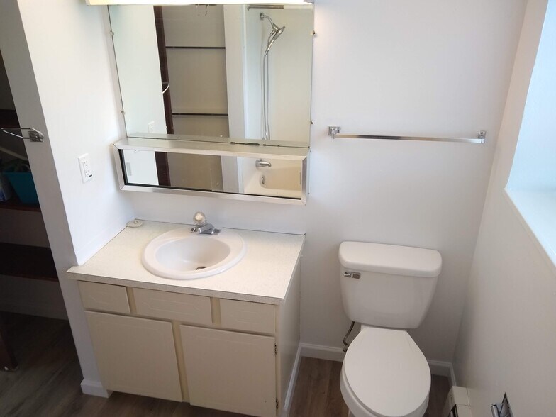 Building Photo - 1117 Cedar Ln