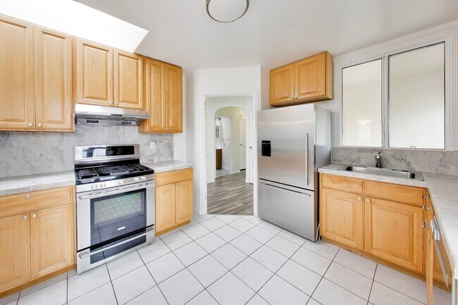 Building Photo - Bright Corner Home with Family Room, Yard & Laundry in Prime Sunset Location!