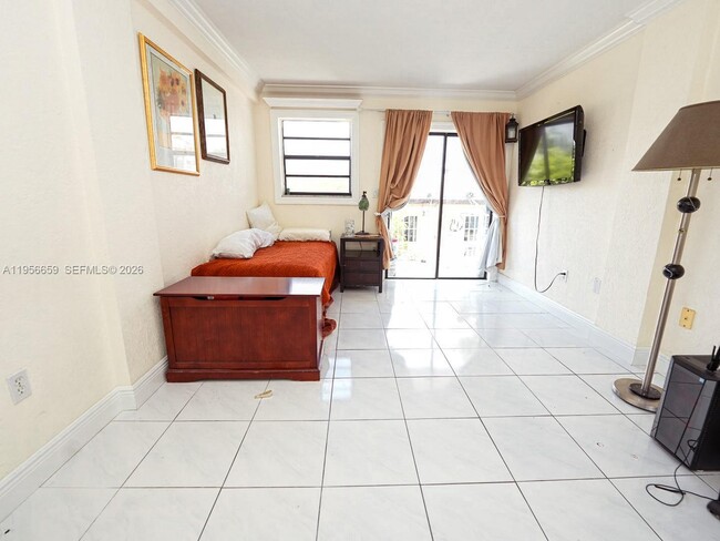 Building Photo - 130 S Shore Dr