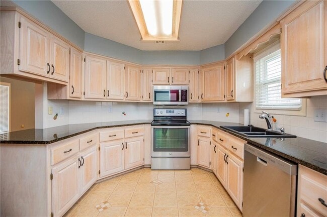 Building Photo - 2 Newburgh Dr