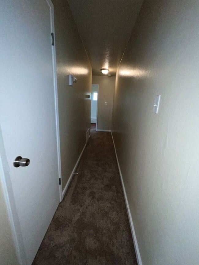 Building Photo - Great 2 BR/1BA /832SF Duplex w/Private 1 C...
