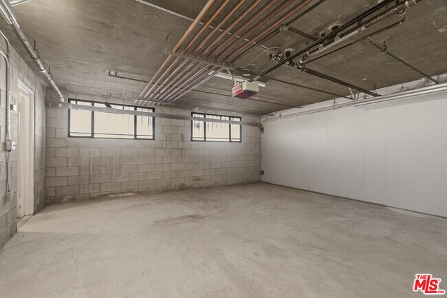 Building Photo - 2541 Stoner Ave