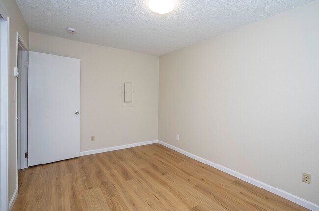 Building Photo - Remodeled 2BR w/ Garage, Fenced Yard & Stainless Steel Appliances