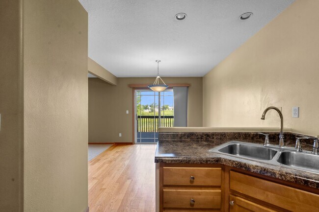 Building Photo - Beautiful End Unit Condo - 4 Bedrooms, Linn Mar Schools