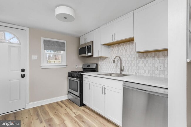 Building Photo - 22 Thompson St