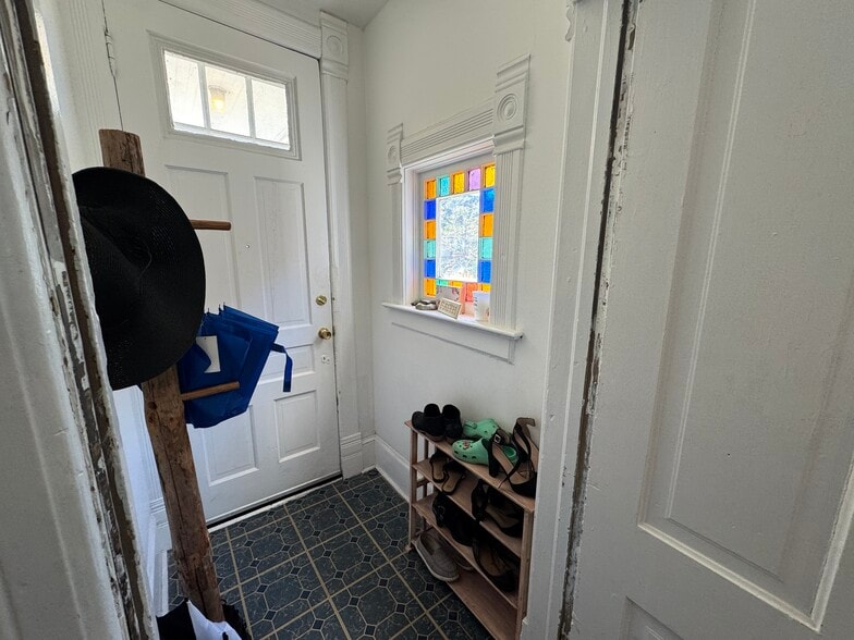 Foyer - 2429 N Oakland Ave