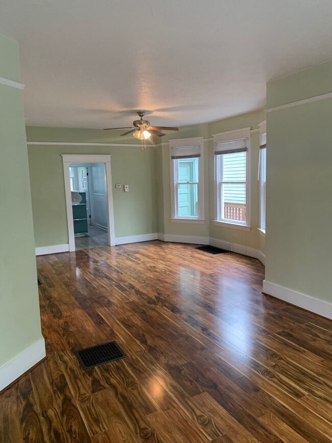 Building Photo - Two Bedroom Victorian Home For Rent in the Brooklyn Neighborhood!