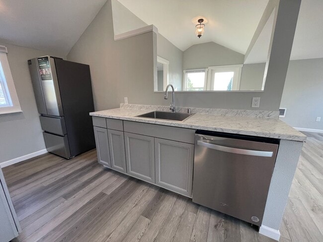 Building Photo - FULLY RENOVATED LESS THAN 2 YEARS - 2BED/1BATH WITH BONUS/OFFICE SPACE