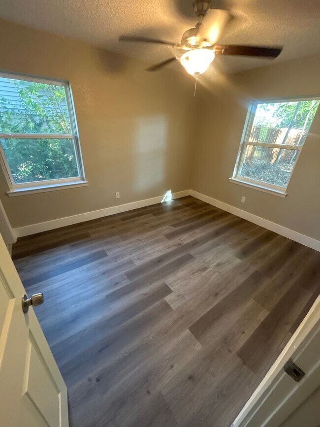 Building Photo - 3160 Chatsworth Dr