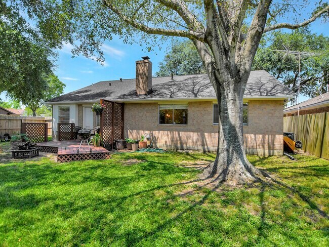 Building Photo - 21902 Meadowhill Dr