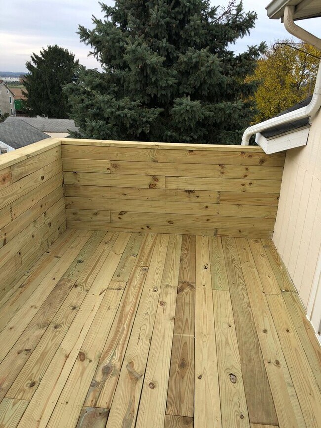 Building Photo - 103 W 2nd St