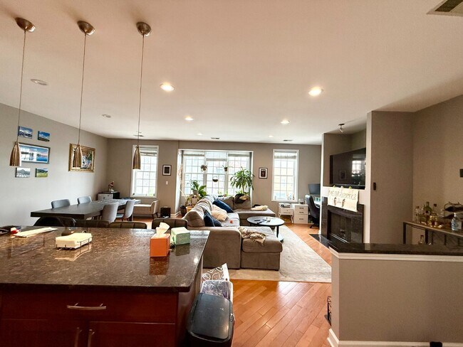 Building Photo - Stunning 2 Bed 2 Bath in the Wicker Park area