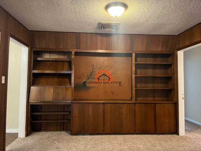 Building Photo - Spacious 3 bedrooms 1.5 baths home with 1 ...