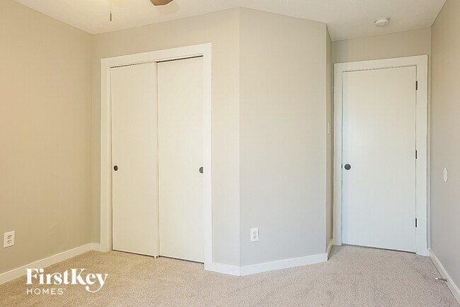 Building Photo - 7311 Village Lake Dr