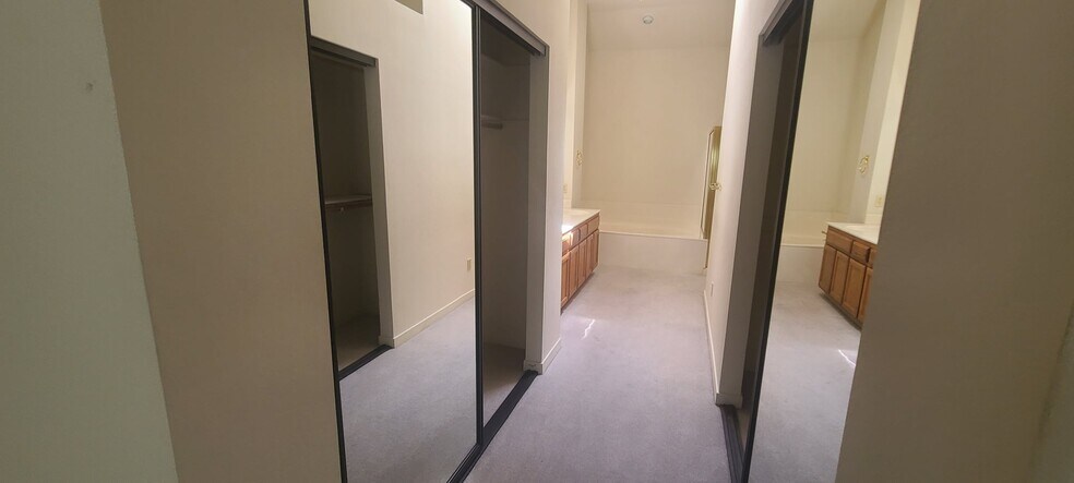 Building Photo - 211 Kingswood Ct
