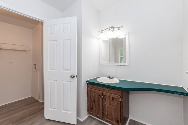 Building Photo - Well Maintained Three Bedroom Home!
