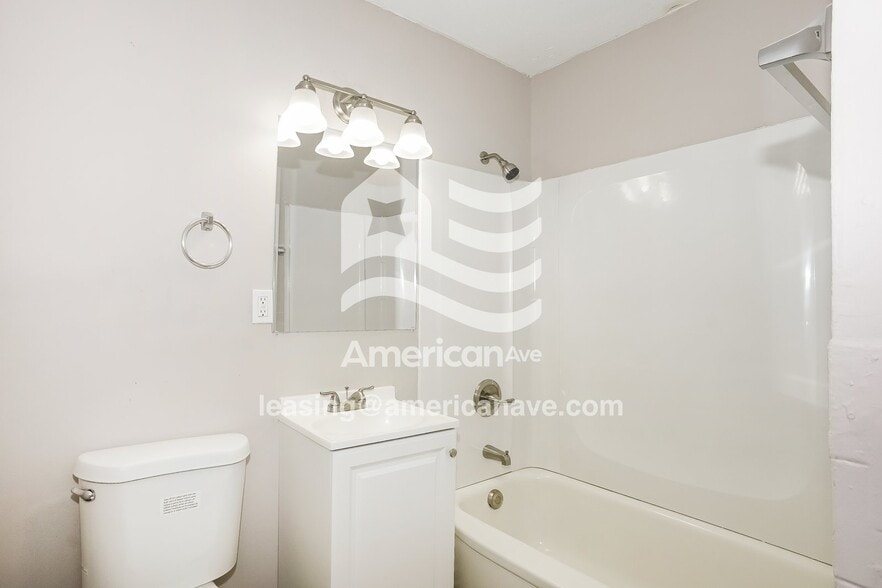 Building Photo - 618 Yates St NE