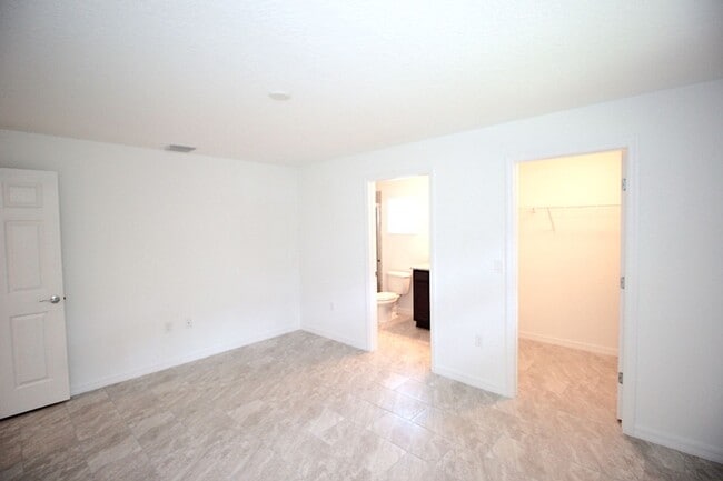 Building Photo - Spacious 4 Bed 2 Bath 2 Car Townhome Built in 2022 in Palm Coast!