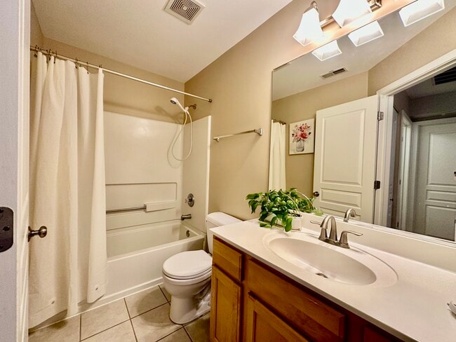 Building Photo - 3329 Bromley Ln