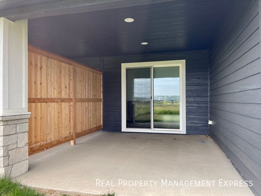 Building Photo - 3 Bed 2 Bath Townhome w/ Double Garage in Southeast SF